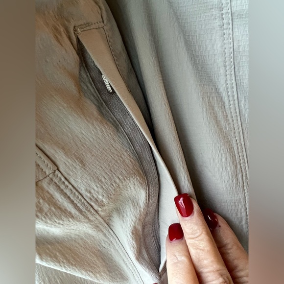 Athleta - Trekkie Hike Pant - NWT - Size 26 - Tan
- Zipper/Snap/Button closure - Picture 2 of 11